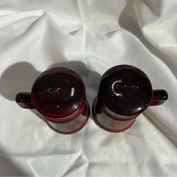Vintage Large Red and Black Glazed Ceramic Seasoning Shakers - Picture 4 of 6